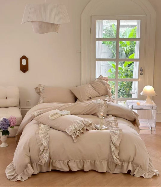 Elegant lace-trimmed queen duvet cover, crafted from 500-thread count premium cotton for a luxurious feel and timeless sophistication.