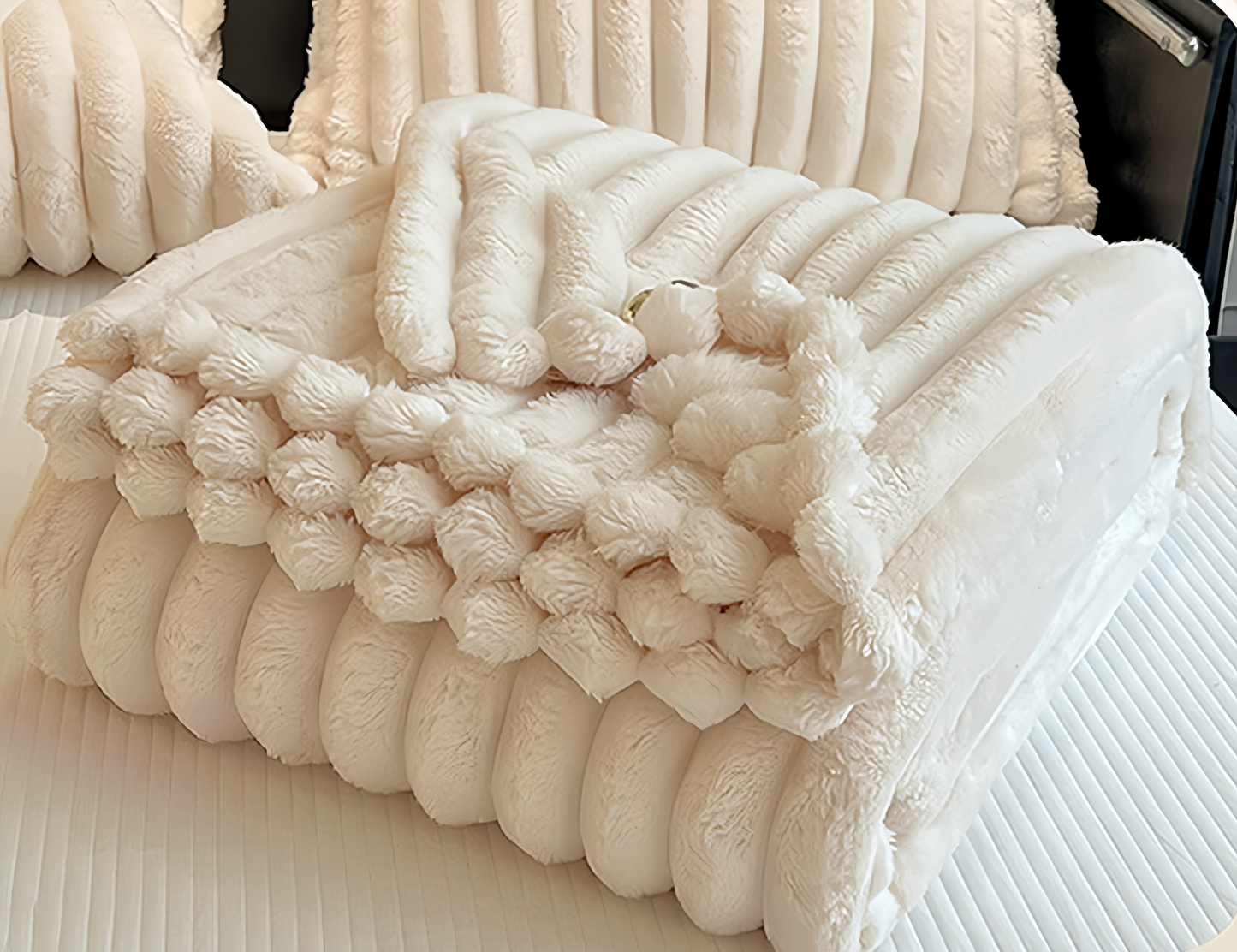 White rabbit faux fur warm blanket, combining ultra-soft texture with elegant style to keep you cozy and comfortable.