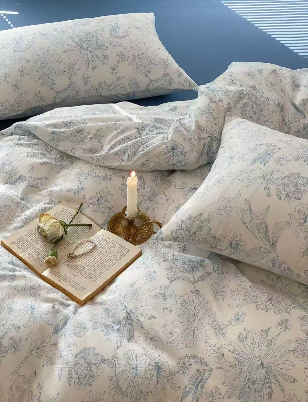 Classic blue and white floral bedding sets, featuring delicate flower patterns for a timeless and fresh bedroom look.