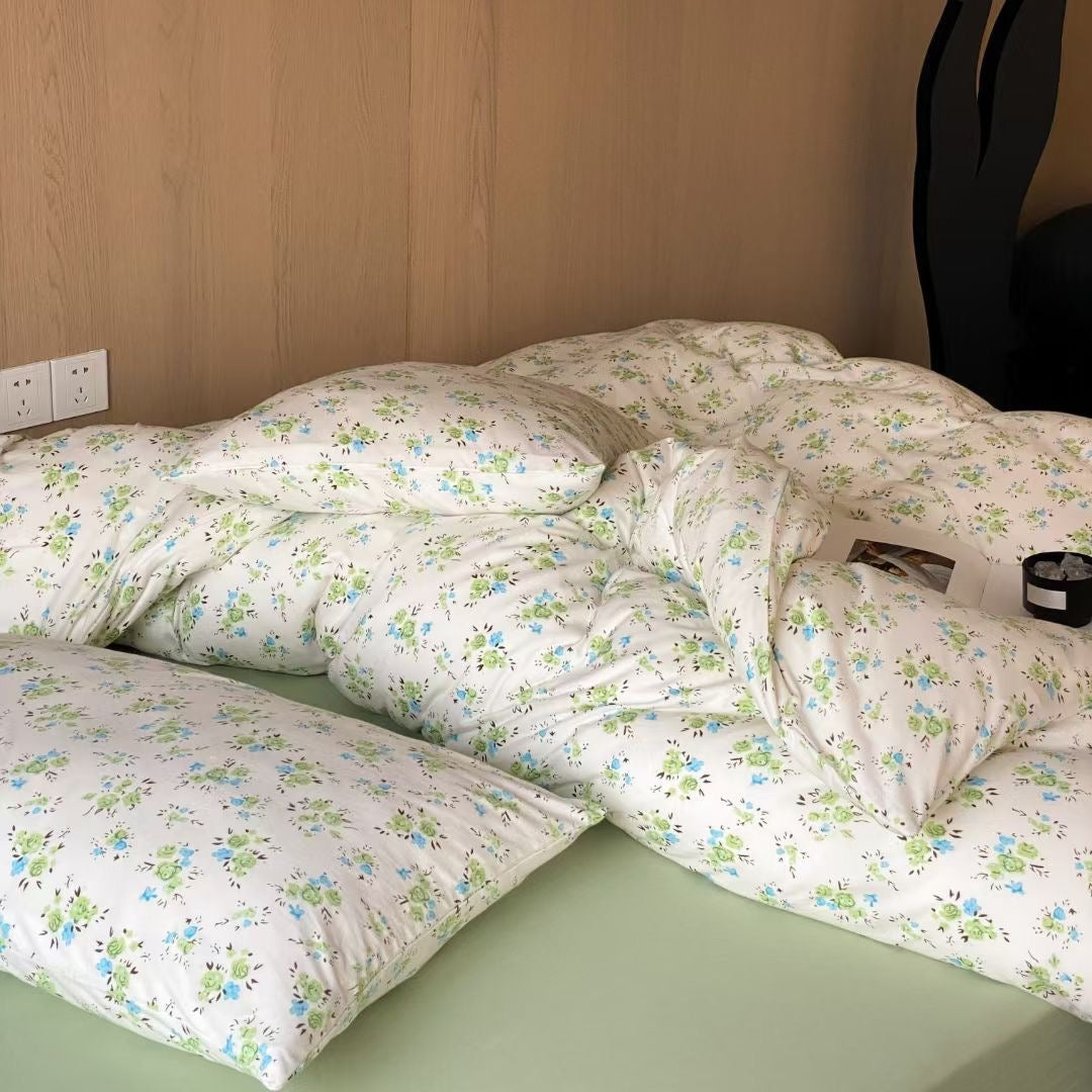 Queen-size floral bedding crafted from soft cotton jersey knit, combining comfort and style for a relaxed and inviting bedroom atmosphere.