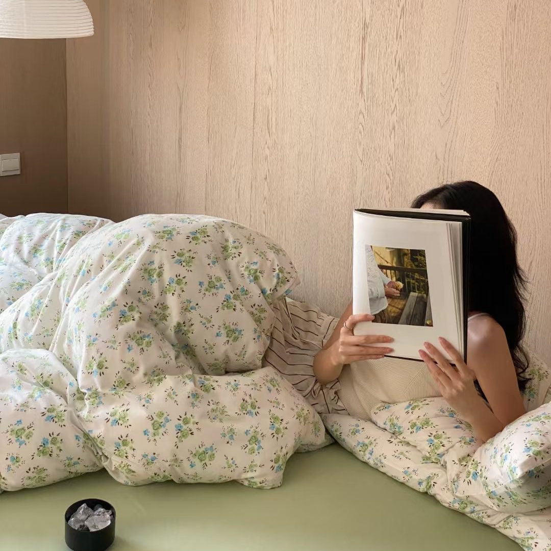 Floral full-size bedding set made from soft and breathable cotton jersey knit fabric, featuring vibrant flower patterns for a cozy and stylish bedroom look.