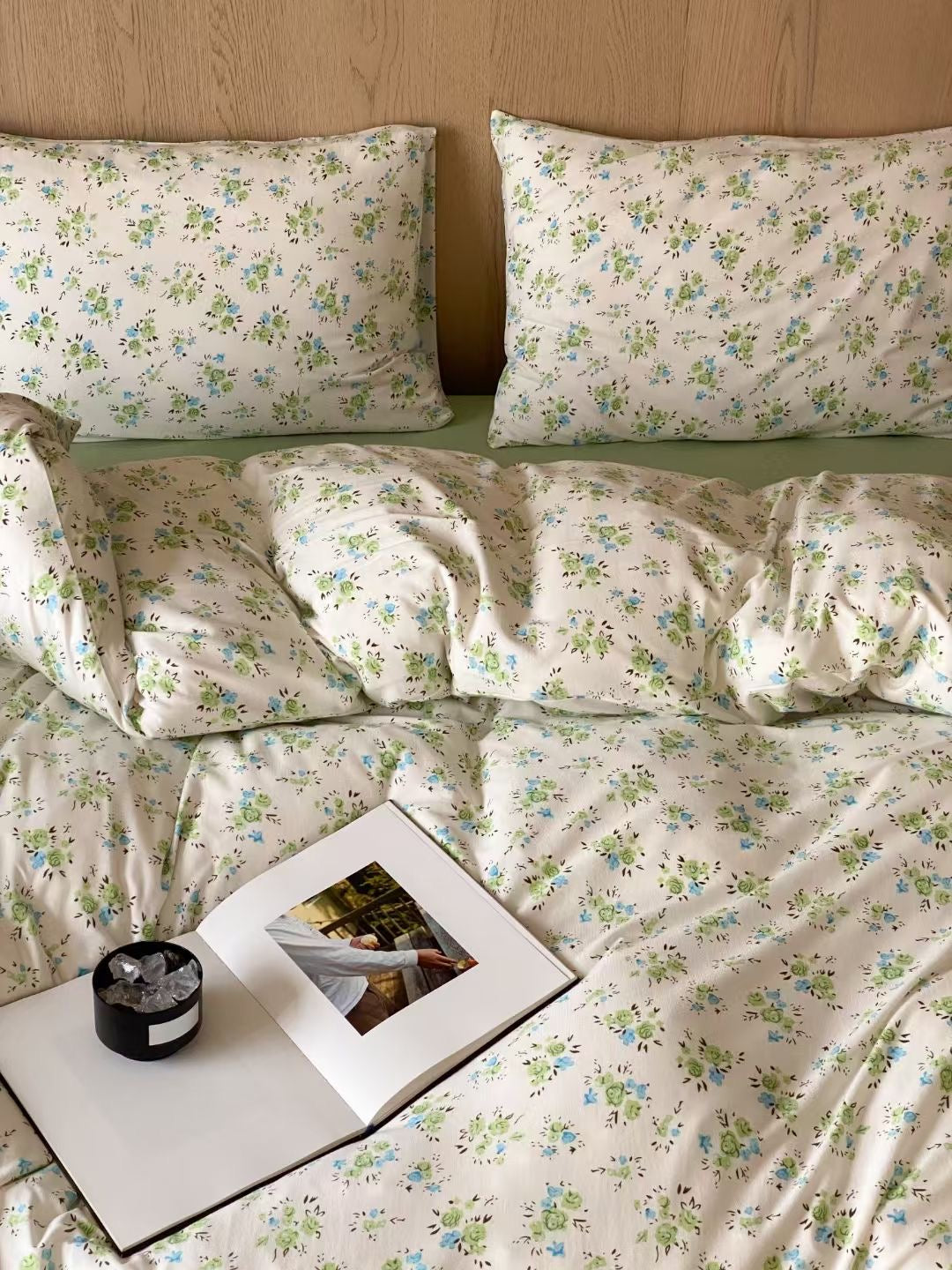 Comfortable full-size bedding set in a floral design, crafted from smooth cotton jersey knit fabric, perfect for adding a touch of softness and charm to your bedroom.