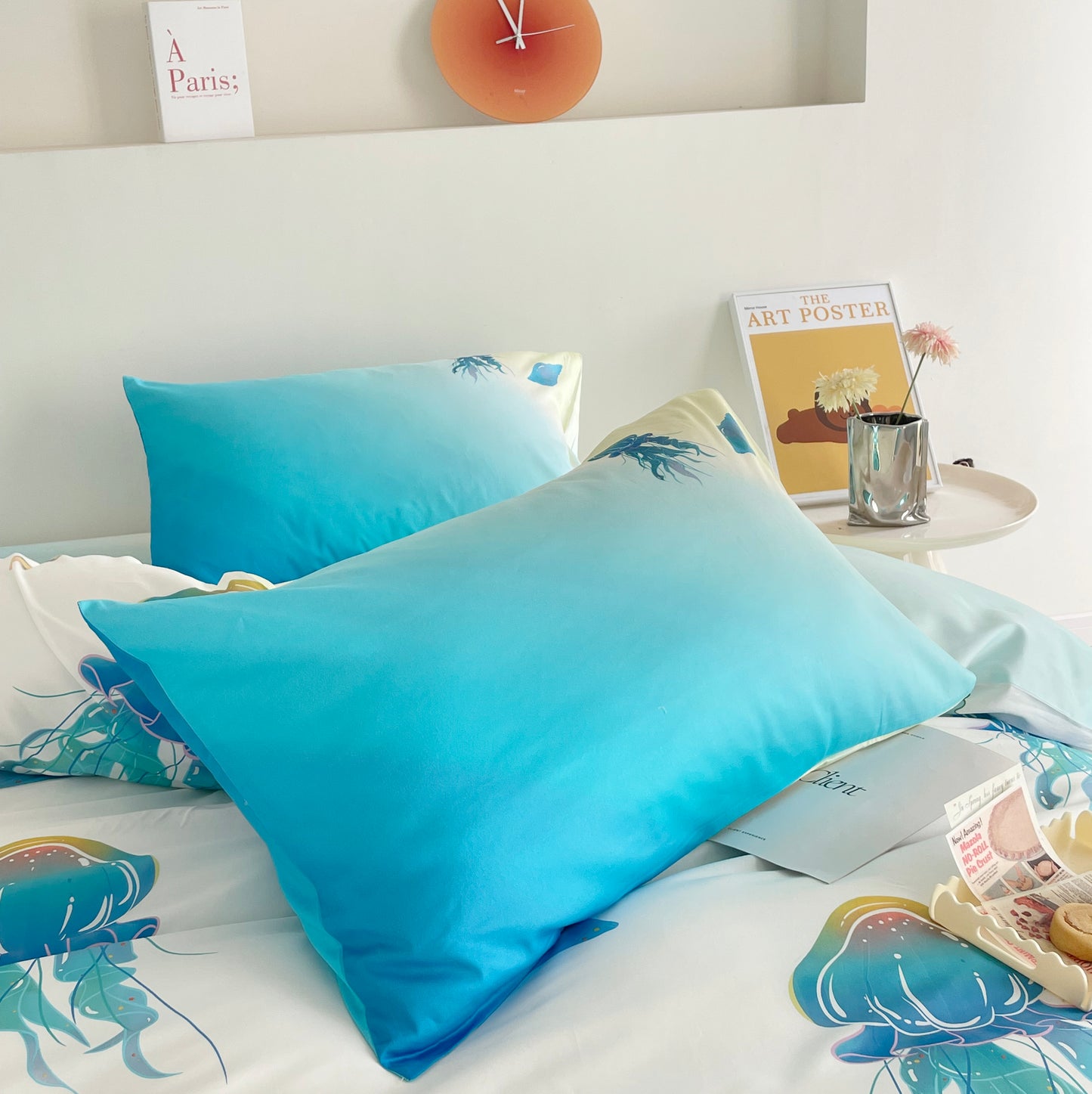 Cute twin bed sheets in blue featuring a playful jellyfish design, adding a fun and ocean-inspired touch to your bedroom.