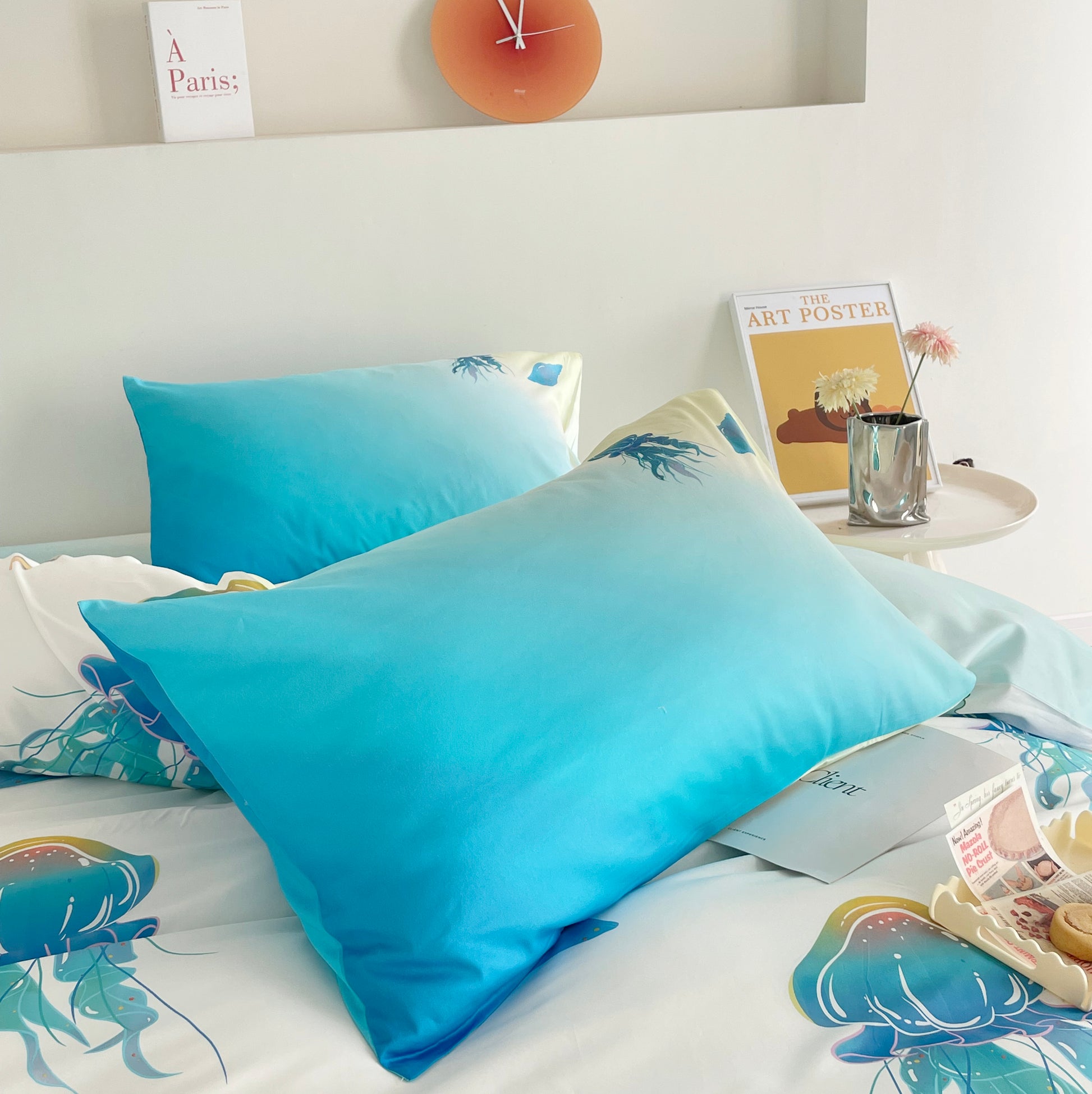 Cute twin bed sheets in blue featuring a playful jellyfish design, adding a fun and ocean-inspired touch to your bedroom.
