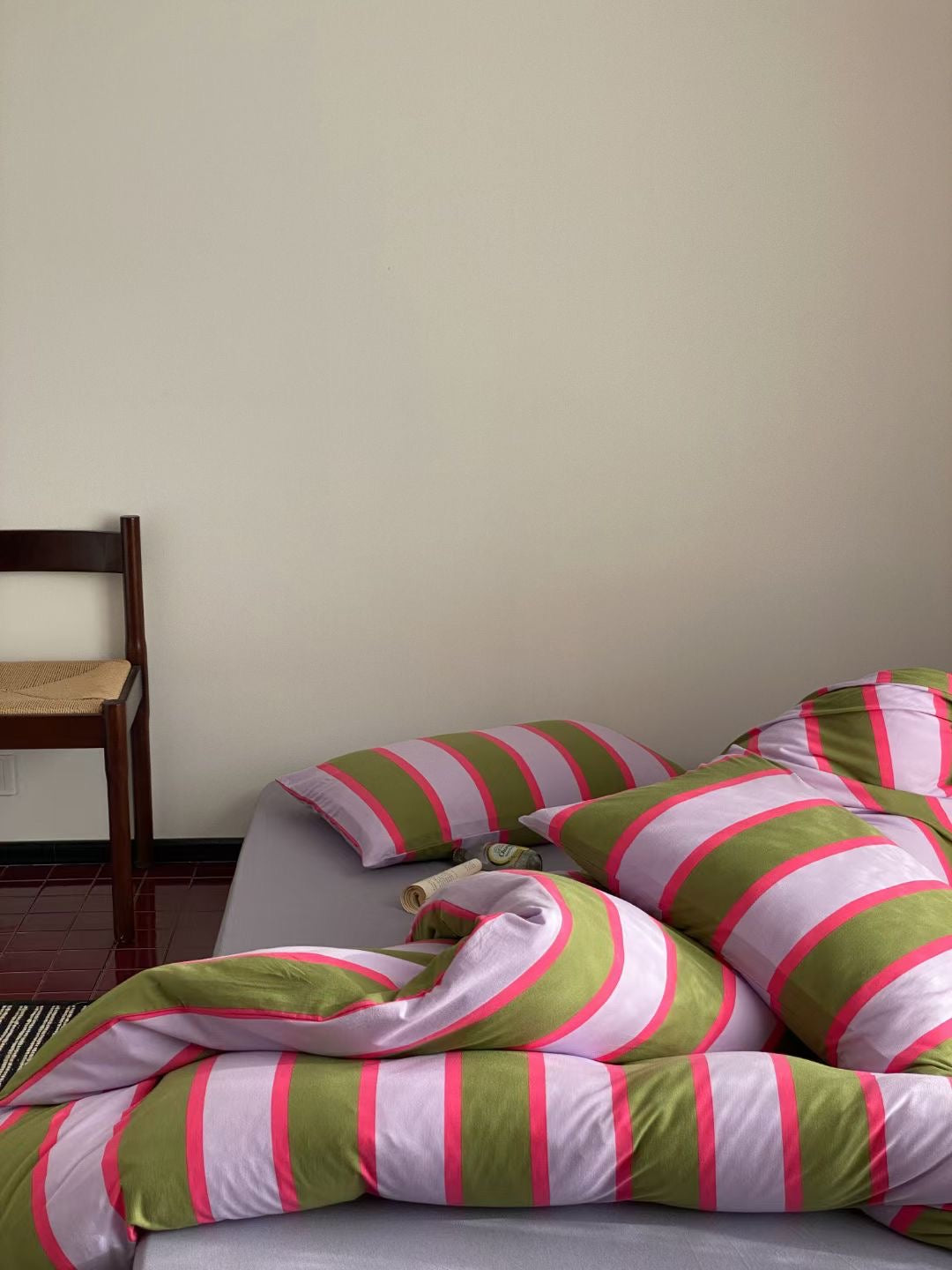 Charming pink stripe bedding set, perfect for girls' bedrooms, combining soft comfort with a playful and stylish design.
