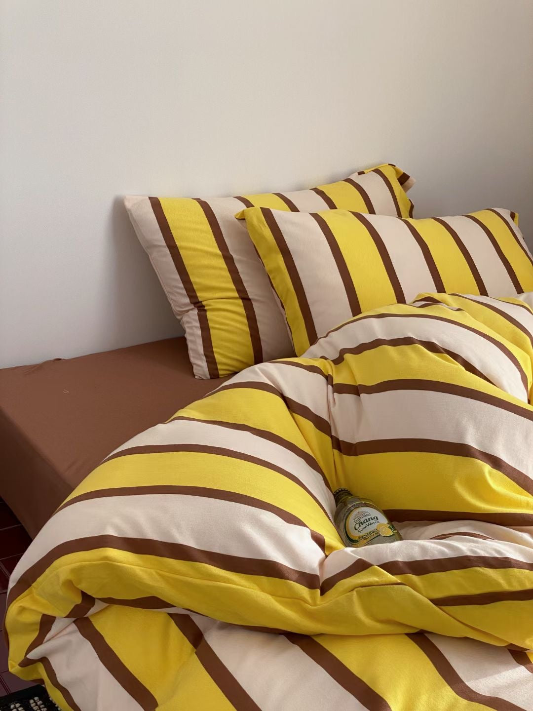 Striped bedding made from soft cotton knit, combining comfort and timeless style for a cozy bedroom.